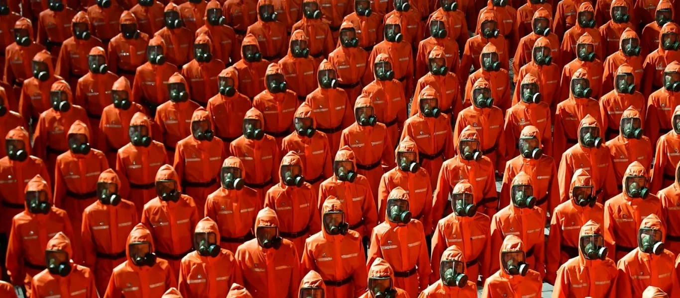 Οι απόκοσμες εικόνες στρατιωτικών τμημάτων με στολές βιολογικού πολέμου στην παρέλαση στην Βόρεια Κορέα